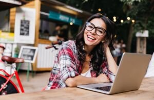 Mulher no compultador metricas marketing