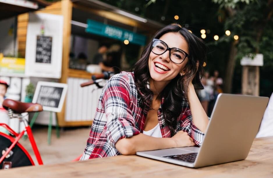 Mulher no compultador metricas marketing