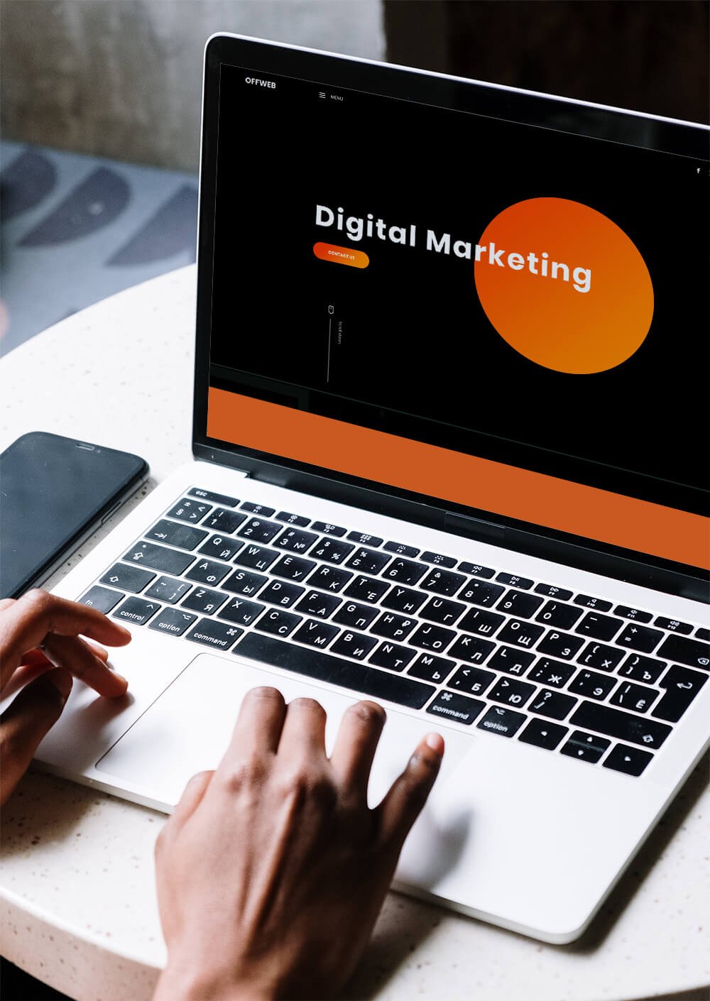 Offweb Agencia de Marketing Digital & Branding [Mockup][Laptop][Agencia][Mao]